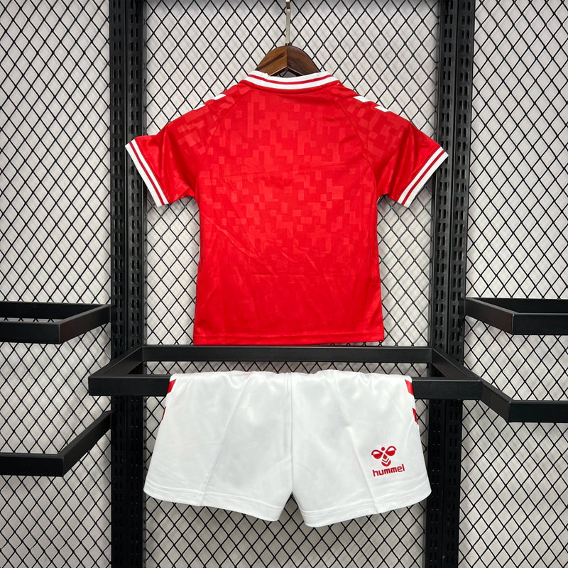 Kit Infantil Dinamarca Home I 2024/25 Hummel – uniforme infantil com camisa e short, tecido leve e confortável, modelo oficial da Seleção Dinamarquesa.