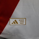 Texto alternativo para imagem:
"Camisa River Plate Home (1) 2024/25 Adidas Jogador Masculina branca com faixa diagonal vermelha, escudo aplicado em silicone e tecnologia HEAT.RDY, versão oficial usada pelos jogadores."

