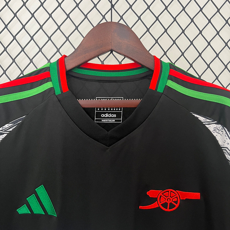 Camisa Arsenal Away 2024/25 Adidas Torcedor Masculina - modelo preto, uniforme de visitante dos Gunners, design moderno com escudo do clube e logo Adidas em destaque.