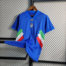 Camisa Itália Edição ICON 2023/24 Adidas Torcedor Masculina, azul vibrante, com escudo da seleção italiana e logo Adidas em destaque, modelo casual e confortável, ideal para torcedores e colecionadores.”