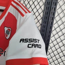 "Camisa River Plate Home (1) 2023/24 Adidas Torcedor Masculina branca com faixa diagonal vermelha, escudo do clube no peito e detalhes em preto"

