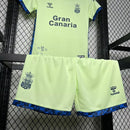 Kit Infantil Las Palmas Third III 2024/25 Hummel com camisa e short verde, uniforme infantil leve e respirável, ideal para jogos, treinos e jovens torcedores do Las Palmas."
