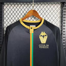 Camisa Venezia Home I 2023/24 Kappa Torcedor Masculina Preta Manga Longa com detalhes em dourado e laranja, escudo bordado e design elegante inspirado na moda italiana.”

