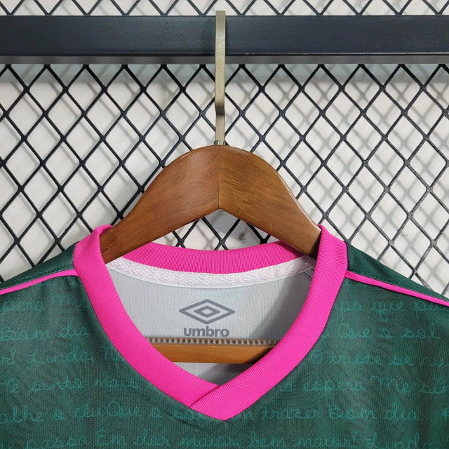 Kit Infantil Fluminense Third 2023/24 Umbro – Camisa e short oficiais para crianças, terceira camisa tricolor com detalhes roxo, verde e amarelo, escudo bordado do Fluminense e logo Umbro, uniforme torcedor infantil confortável e respirável para jogos, treinos e uso casual.