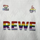 Camisa 1. FC Köln Diversidade 2024/25 masculina da Hummel, oficial, design colorido representando diversidade, tecido respirável, modelo torcedor.