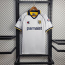 Camisa Parma Away II 2003/04 Retrô Masculina Branca com detalhes azuis e dourados, escudo histórico bordado e design clássico inspirado na era de ouro do clube.”