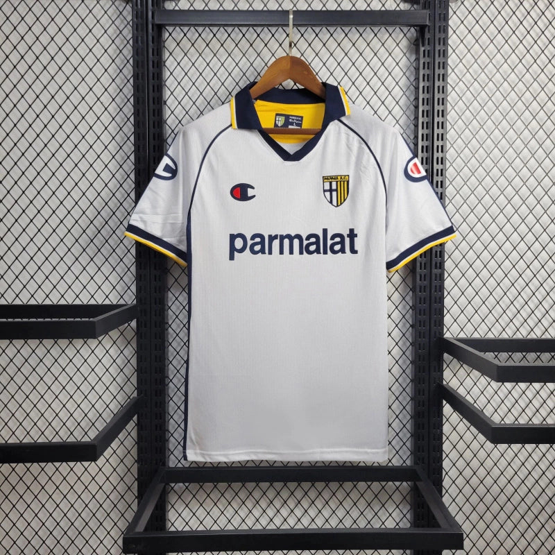 Camisa Parma Away II 2003/04 Retrô Masculina Branca com detalhes azuis e dourados, escudo histórico bordado e design clássico inspirado na era de ouro do clube.”