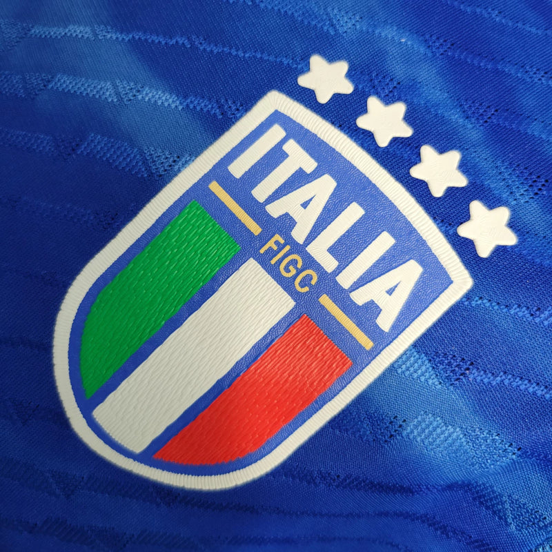Camisa Itália Home I 2023/24 Adidas Jogador masculina, azul, com escudo da seleção italiana no peito e três listras Adidas nos ombros, feita em tecido leve e respirável, modelo com ajuste jogador para caimento próximo ao corpo, ideal para torcer com estilo e desempenho.”