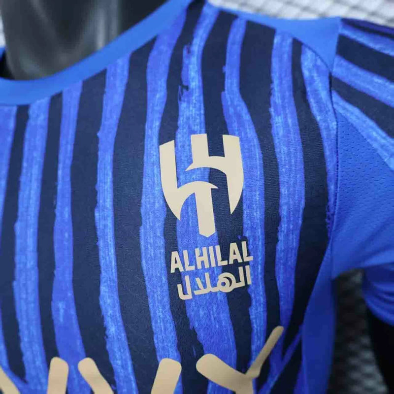 Camisa Al-Hilal Home I 2025/26 Puma Jogador Masculina azul, uniforme do clube saudita Al-Hilal, design moderno com tecnologia Puma DryCell, respirável e confortável, ideal para jogadores, torcedores e colecionadores de futebol asiático.