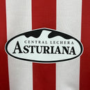 Kit Infantil Sporting Gijón Home (1) 2025/26 Puma, camisa listrada vermelha e branca com shorts oficiais, disponível dos tamanhos 3-4 anos até 12-13 anos, ideal para pequenos torcedores."