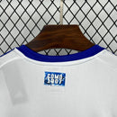 Camisa Como Away II 2024/25 Adidas Torcedor Masculina branca com detalhes em azul, escudo bordado no peito, gola moderna e tecido respirável AEROREADY, representando o estilo, tradição e elegância do futebol italiano.