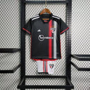 Kit Infantil São Paulo Away III 2023/24 Adidas, camisa preta com detalhes em vermelho e branco, shorts e meias combinando, uniforme oficial para torcedores mirins do São Paulo FC