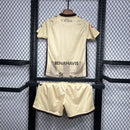 Kit Infantil Málaga CF Third III 2024/25 Hummel com camisa e short dourados, uniforme infantil leve e respirável, ideal para jogos, treinos e jovens torcedores do Málaga CF."