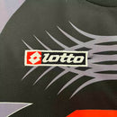 Camisa Juventus Goleiros 2001/02 Lotto Retrô Masculina preta, escudo da Juventus bordado no peito, gola redonda clássica e detalhes discretos em branco e cinza.