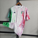 Camisa Itália Pré-Jogo 2023/24 Adidas Torcedor masculina, branca, com escudo da seleção italiana no peito e três listras Adidas nos ombros, feita em tecido leve e respirável, modelo com caimento torcedor mais solto e confortável, ideal para torcer antes das partidas com estilo e autenticidade.”