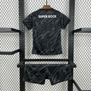 Kit Infantil Sporting CP Goleiro 2025/26 Nike Preto, camiseta e shorts oficiais para crianças de 3-4 a 12-13 anos, design moderno com detalhes em verde, ideal para pequenos goleiros e torcedores mirins."