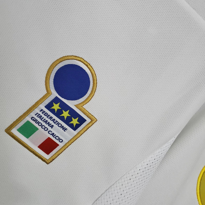 Camisa Itália Away II 1996/97 Nike Retrô masculina, branca, com escudo da seleção italiana no peito e logo Nike, feita em tecido leve e confortável, modelo retrô com caimento solto e tradicional, ideal para colecionadores e fãs de futebol histórico.”
