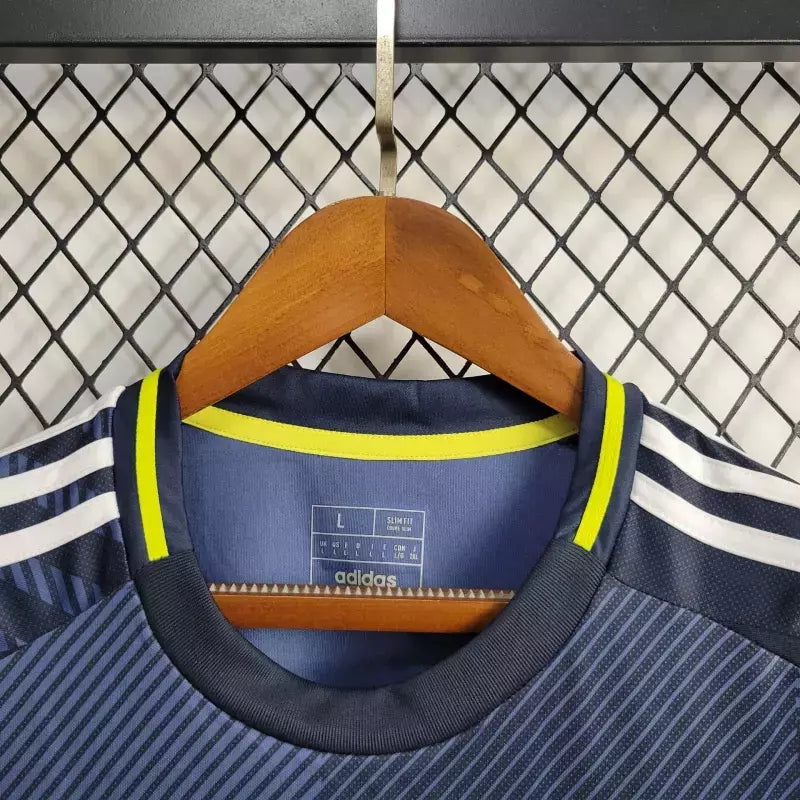 Camisa Escócia Home 2024/25 Masculina Adidas para torcedor, azul escuro com detalhes em branco, modelo oficial da seleção escocesa, ideal para fãs da Escócia
