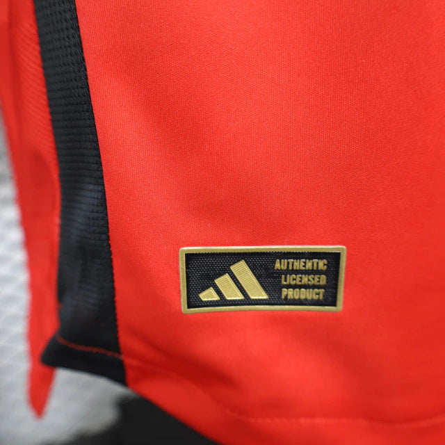 Texto alternativo para imagem:
"Camisa River Plate Third (3) 2024/25 Adidas Jogador Masculina preta com detalhes em cinza e vermelho, escudo aplicado em silicone 3D, logo Adidas e tecnologia HEAT.RDY, versão oficial usada pelos atletas em campo."

