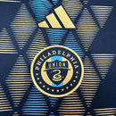 Camisa Philadelphia Union Home I 2024/25 Adidas Torcedor Masculina azul – uniforme principal do time com design moderno e detalhes em dourado, simbolizando a força e tradição do clube. Ideal para torcedores que valorizam conforto, estilo e identidade esportiva.