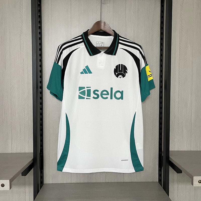 Camisa Newcastle Third III 2024/25 Adidas Torcedor Masculino - uniforme alternativo dos Magpies, design moderno em cores exclusivas, escudo do clube e logo Adidas em destaque.
