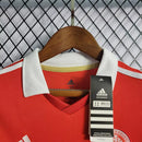 Kit Infantil Internacional Home 2022/23 Adidas na cor vermelha com shorts branco, uniforme oficial para crianças com escudo do Inter e logo Adidas, tecido leve e confortável.