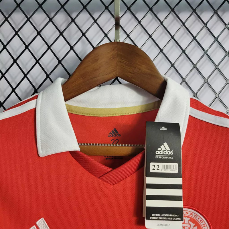 Kit Infantil Internacional Home 2022/23 Adidas na cor vermelha com shorts branco, uniforme oficial para crianças com escudo do Inter e logo Adidas, tecido leve e confortável.