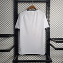 Camisa Vasco da Gama "Edição LGBT" 2021/22 Kappa Torcedor Masculina branca com faixa diagonal preta e detalhes em arco-íris, símbolo de inclusão e diversidade.