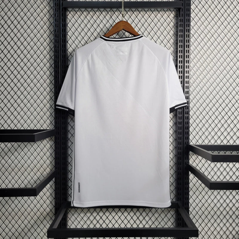 Camisa Vasco da Gama "Edição LGBT" 2021/22 Kappa Torcedor Masculina branca com faixa diagonal preta e detalhes em arco-íris, símbolo de inclusão e diversidade.
