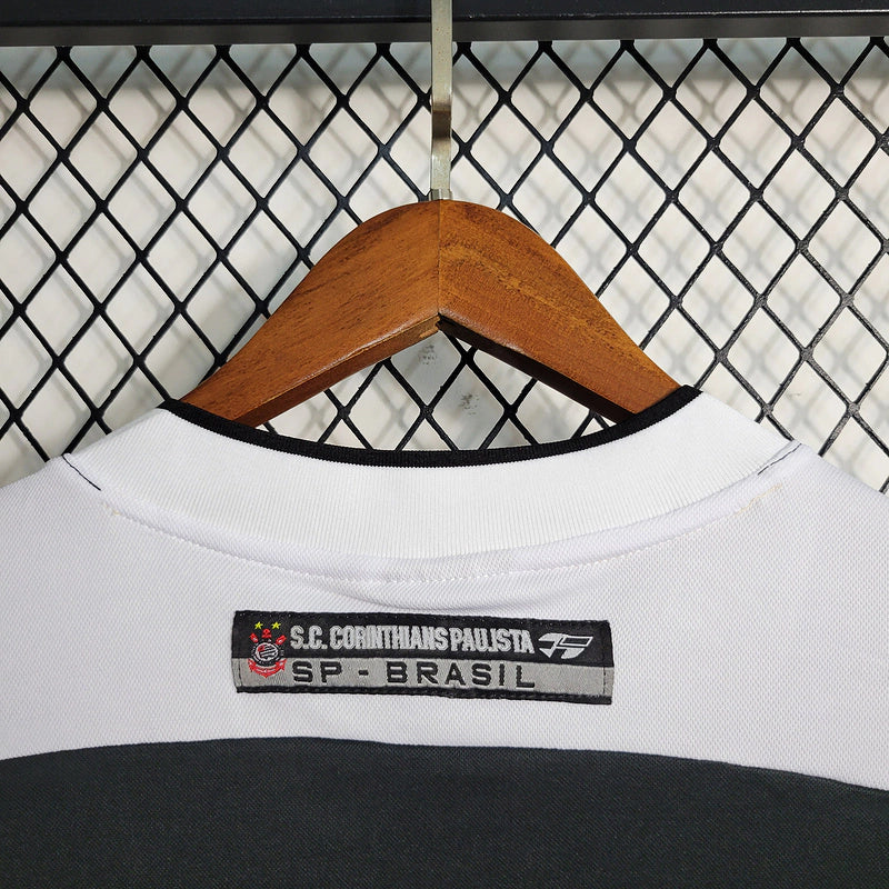 Camisa Corinthians Away II 2000/01 Topper Retrô Masculina – uniforme retrô de futebol, listras brancas e pretas, escudo do Corinthians em destaque, design clássico e histórico.