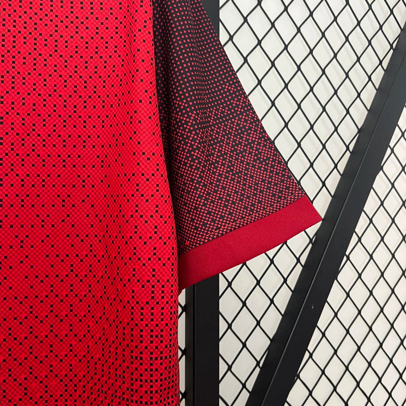 Camisa Polônia Away II 2024/25 Nike Torcedor Masculina, vermelha, com escudo da seleção polonesa e logo Nike em destaque, feita em tecido leve e respirável, modelo masculino com caimento confortável, ideal para jogos e uso casual.”