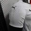 Camisa Egito Away II 2025/26 Puma Jogador Masculina branca, com detalhes em vermelho e preto, tecido leve e respirável Puma DryCell, ideal para treinos, aquecimentos e torcedores que desejam o estilo de jogador”Camisa Egito Away II 2025/26
Camisa Egito Puma Jogador
Camisa seleção Egito masculina
Camisa Egito branca jogador
Camisa Faraós Away 2025/26
Camisa Egito aquecimento Puma
Camisa Egito treino jogador
Uniforme Egito Away 2025