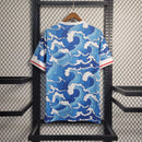Camisa Japão Concept Waves 2023/24 Adidas Torcedor Masculina azul com design inspirado nas ondas japonesas ukiyo-e, uniforme da seleção japonesa de futebol com tecnologia AEROREADY. Curiosidade: o Japão possui mais de 29 mil km de litoral, e o mar sempre foi símbolo cultural do país.