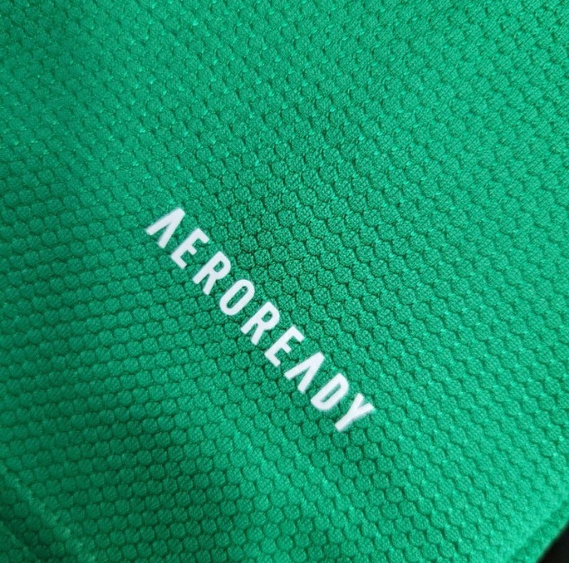 Camisa Cruzeiro Third III 2021/22 Adidas Torcedor Masculina, close no escudo oficial do Cruzeiro, uniforme verde de alta qualidade para fãs e colecionadores."