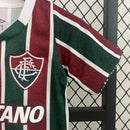 "Kit Infantil Fluminense Home 2024/25 Umbro completo para pequenos torcedores, com camisa tricolor verde, grená e branco bordada com escudo oficial e short correspondente, ideal para treinos, jogos e uso casual."