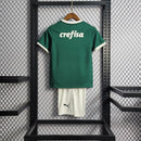 Kit Infantil Palmeiras Home 2022/23 Puma, camisa verde com detalhes em branco, shorts e meias combinando, uniforme oficial para torcedores mirins do Palmeiras."