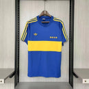 Camisa retrô Boca Juniors 1981/82 Adidas masculina azul e amarela, inspirada em Maradona, disponível na Wazemix com qualidade e tradição.