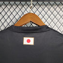 Camisa Japão Concept Dragão Rosa 2024/25 Adidas Torcedor Masculina preta, uniforme conceitual da seleção japonesa de futebol com design inspirado no dragão rosa, tecnologia AEROREADY, conforto e respirabilidade, ideal para torcedores e colecionadores.