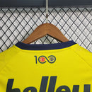 "Camisa Fenerbahçe Away II 2023/24 Puma masculina em amarelo vibrante com escudo bordado e detalhes em grafite, tecido leve e respirável dryCELL, ideal para torcer e jogar futebol com conforto e estilo."