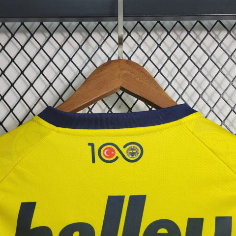 "Camisa Fenerbahçe Away II 2023/24 Puma masculina em amarelo vibrante com escudo bordado e detalhes em grafite, tecido leve e respirável dryCELL, ideal para torcer e jogar futebol com conforto e estilo."