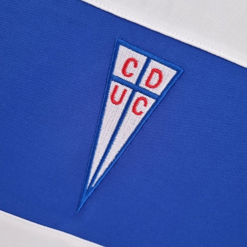 Camisa Universidad Católica Home I 1984/85 Adidas Retrô Masculina branca, modelo clássico dos anos 80 com detalhes em azul, escudo bordado e design histórico do futebol chileno.