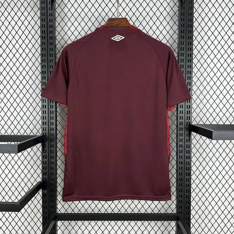 Camisa Lanús Home I 2025/26 Umbro Torcedor Masculina na cor vinho, modelo oficial para torcedores, com escudo do clube no peito e design clássico do time argentino."