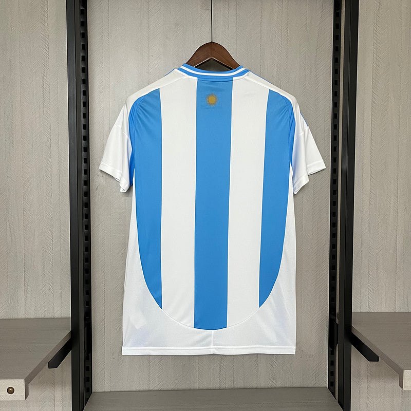 Camisa Argentina Home 2024/25 Torcedor Masculina Adidas com Patch de Campeão – , branca e azul celeste