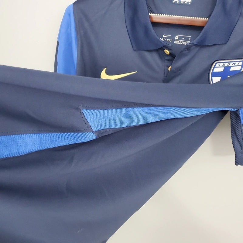 Camisa Finlândia Away II 2020/21 Nike retrô masculina azul marinho com detalhes brancos e dourados, gola redonda e mangas curtas, modelo clássico em tecido leve e respirável para torcedores e colecionadores"