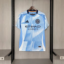 Camisa New York City FC Home I 2025/26 Adidas Torcedor Masculina Azul, uniforme MLS, escudo bordado, tecnologia AEROREADY, Waze Mix"