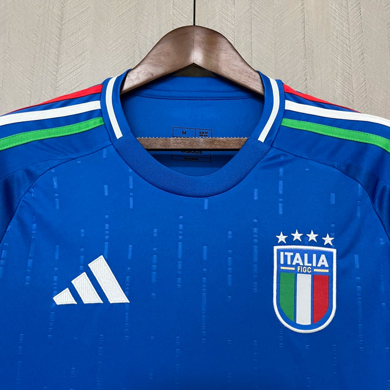 Camisa Itália Home I 2024/25 Adidas masculina, azul, com escudo da seleção italiana em destaque, tecido leve e respirável, ideal para treinos, jogos e torcer pelo time.”