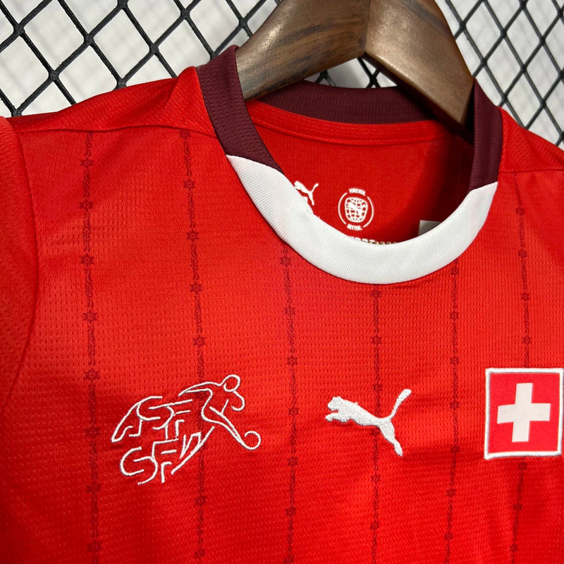 Kit Infantil Suíça Home I 2024/25 Puma – Eurocopa, uniforme oficial com camisa e short para crianças, vermelho com escudo da seleção suíça em destaque.
