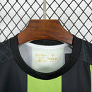 Camisa América Mineiro Home 2025/26 Volt Torcedor Masculina verde e preta com listras verticais, escudo oficial bordado no peito e logo Volt estampado, modelo oficial de jogo para torcedores.