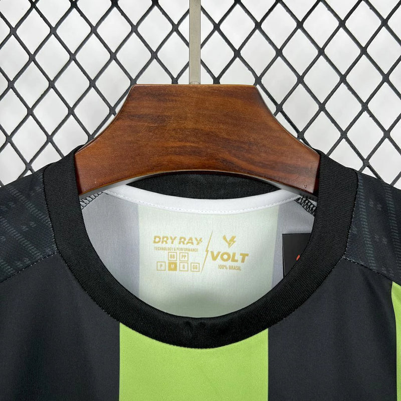 Camisa América Mineiro Home 2025/26 Volt Torcedor Masculina verde e preta com listras verticais, escudo oficial bordado no peito e logo Volt estampado, modelo oficial de jogo para torcedores.