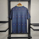 Camisa Jamaica Pré-Jogo 2023/24 Adidas Torcedor Masculina, azul, com escudo da seleção jamaicana e logo Adidas em destaque, confeccionada em tecido leve e respirável, modelo masculino com caimento confortável, ideal para treinos, jogos e uso casual.”